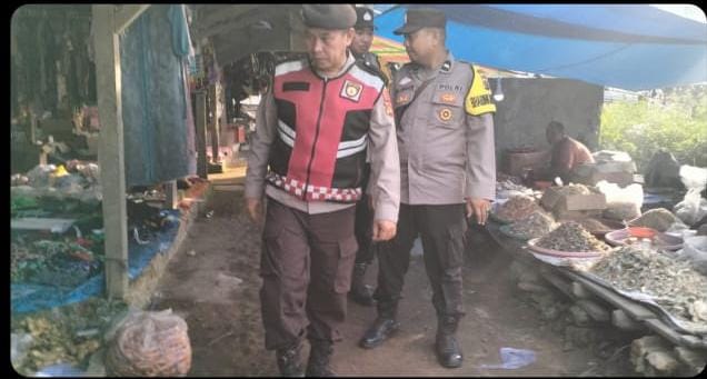 Polsek Muara Padang Gelar Patroli Dialogis Jalan Kaki untuk Jaga Keamanan di Pasar dan Tempat Keramaian