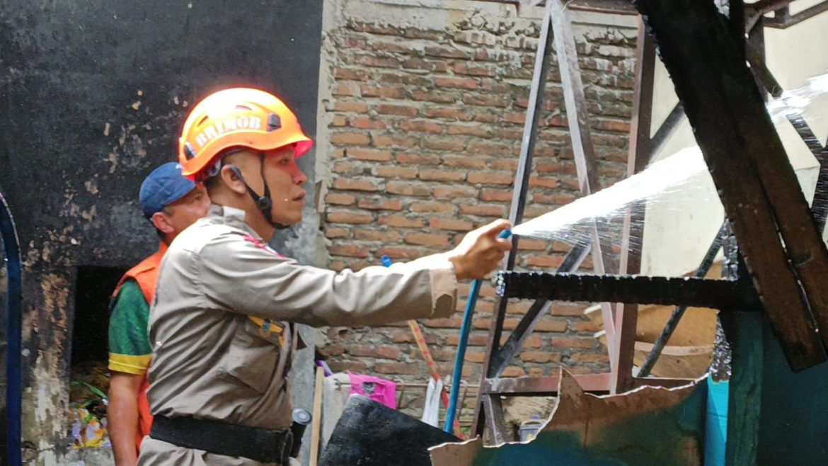 Sigap Tangani Kebakaran Sekolah, Sat Brimob Polda Jabar Pastikan Situasi Aman