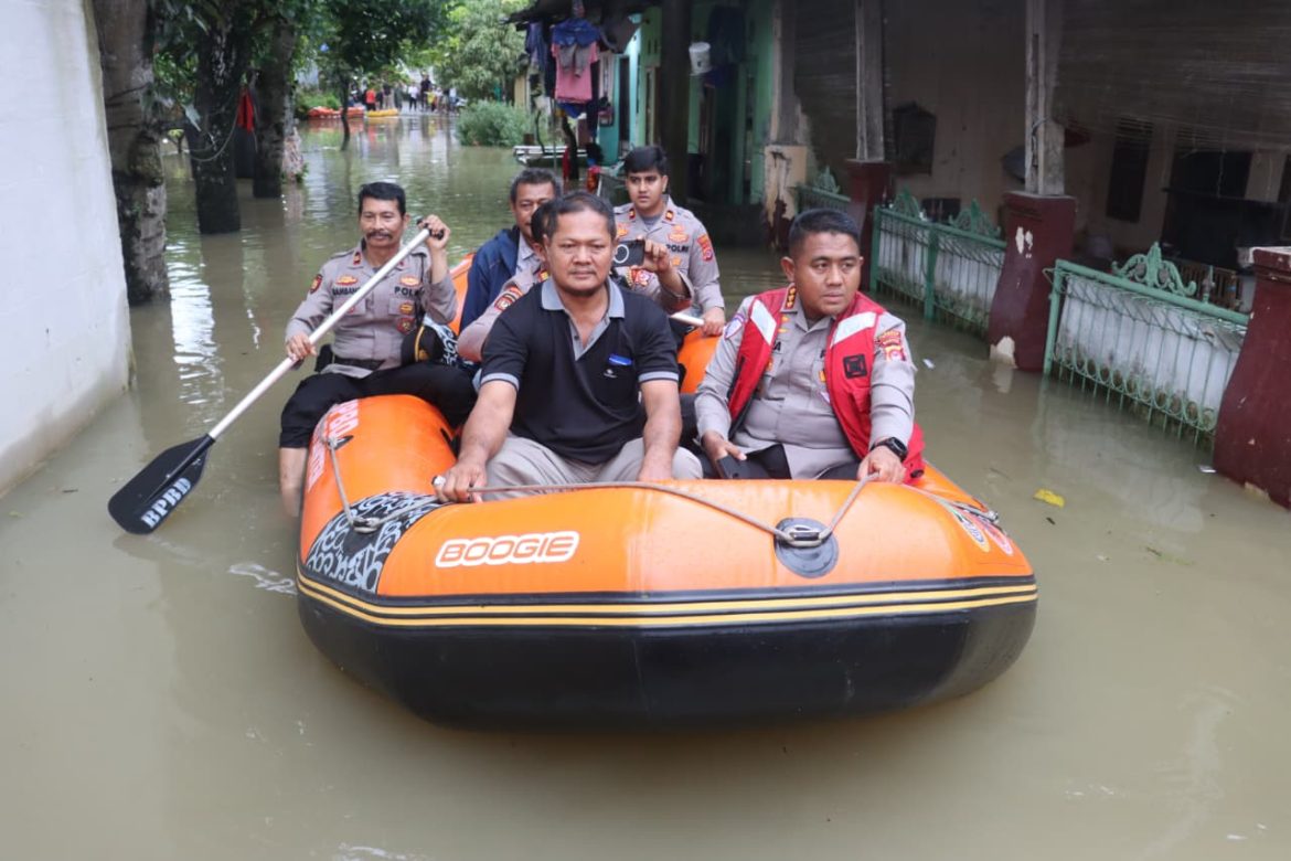 Kapolresta Tangerang Tinjau Banjir di Jayanti, Terjunkan Tim Medis dan Susuri Lokasi dengan Perahu Karet