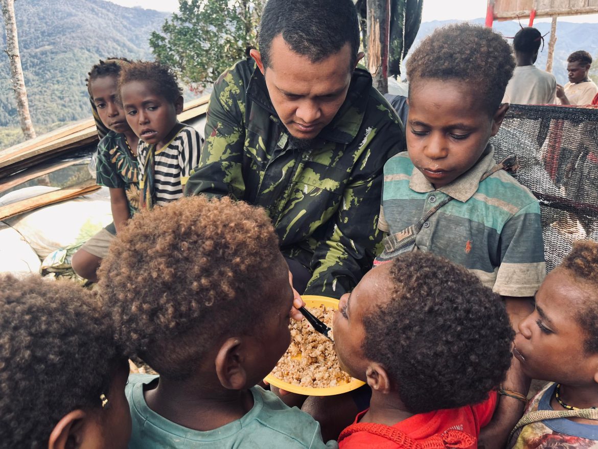 Jaya Sakti Berbagi. Keceriaan Anak-Anak Engganengga dengan Makanan Siap Saji dari Satgas