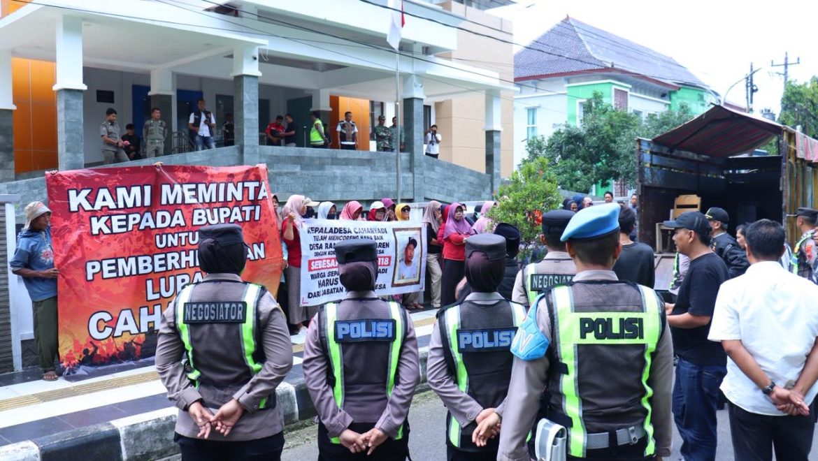 Ratusan Polisi Disiagakan, Warga ‘Geruduk’ DPRD, Tuntut Kades Mundur Atas Dugaan Korupsi Dana Desa