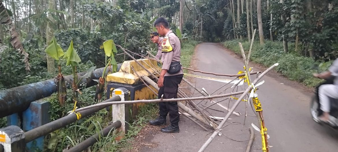 Pondasi Jembatan Kedungkebo Ambrol Tergerus Air, Polisi Pasang Garis Polisi dan Batasi Muatan Berat