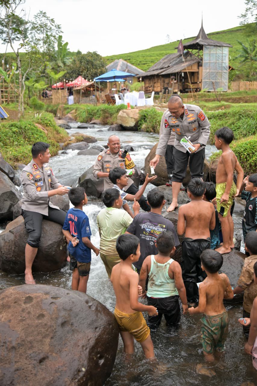 Bahagia Itu Sederhana, Kapolda Jabar Berbagi Keceriaan Bersama Anak-Anak di Alam Terbuka Sambil Ngopi