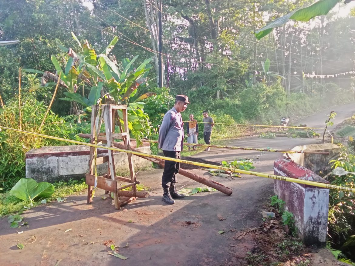 Jembatan Randukuning Doro Ambrol Diterjang Hujan Deras, Polisi Tutup Total Jalur dan Alihkan Arus