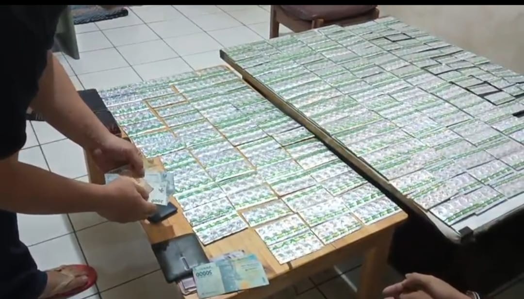 Edarkan Ribuan Obat Keras Tanpa Izin, Dua Pria Diciduk Polisi di Warung Kopi