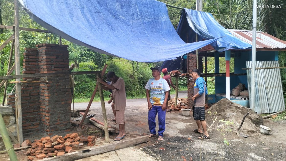WARGA DUKUH TROPONG BANGUN GAPURA SECARA SWADAYA, WUJUD KEKOMPAKAN MASYARAKAT