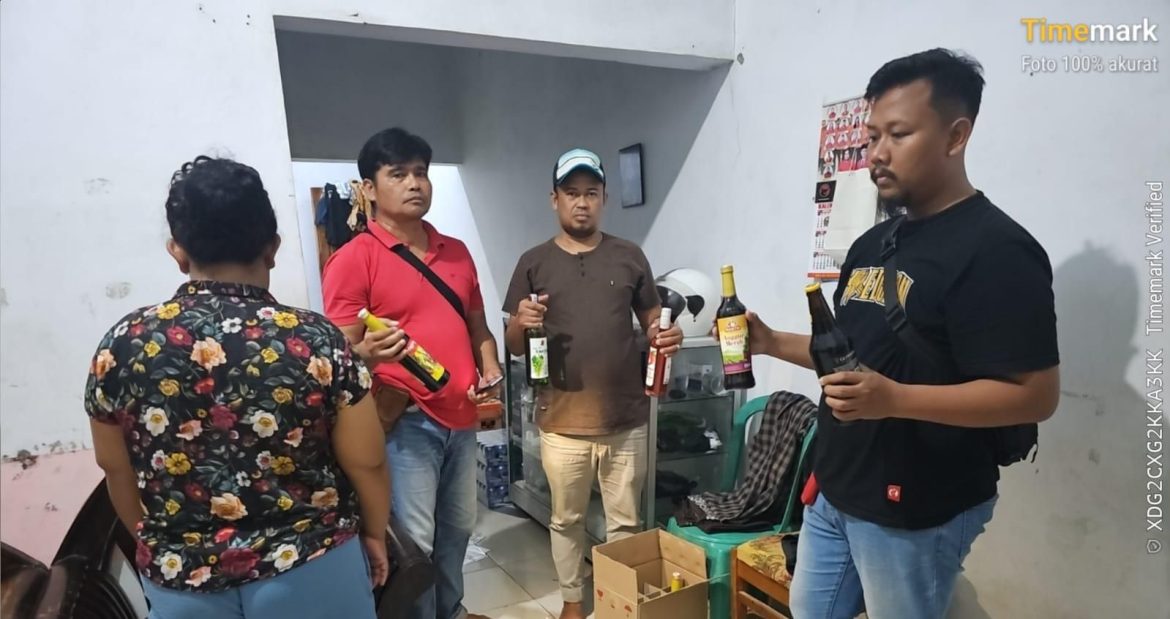 Polisi Sita 115 Botol Miras Hasil Razia Pekat