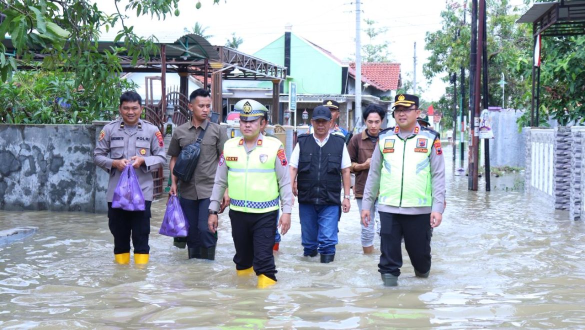 Kapolres dan Ketua DPRD Pekalongan Terjang Banjir Sipait, Siapkan Trauma Healing hingga Dapur Umum