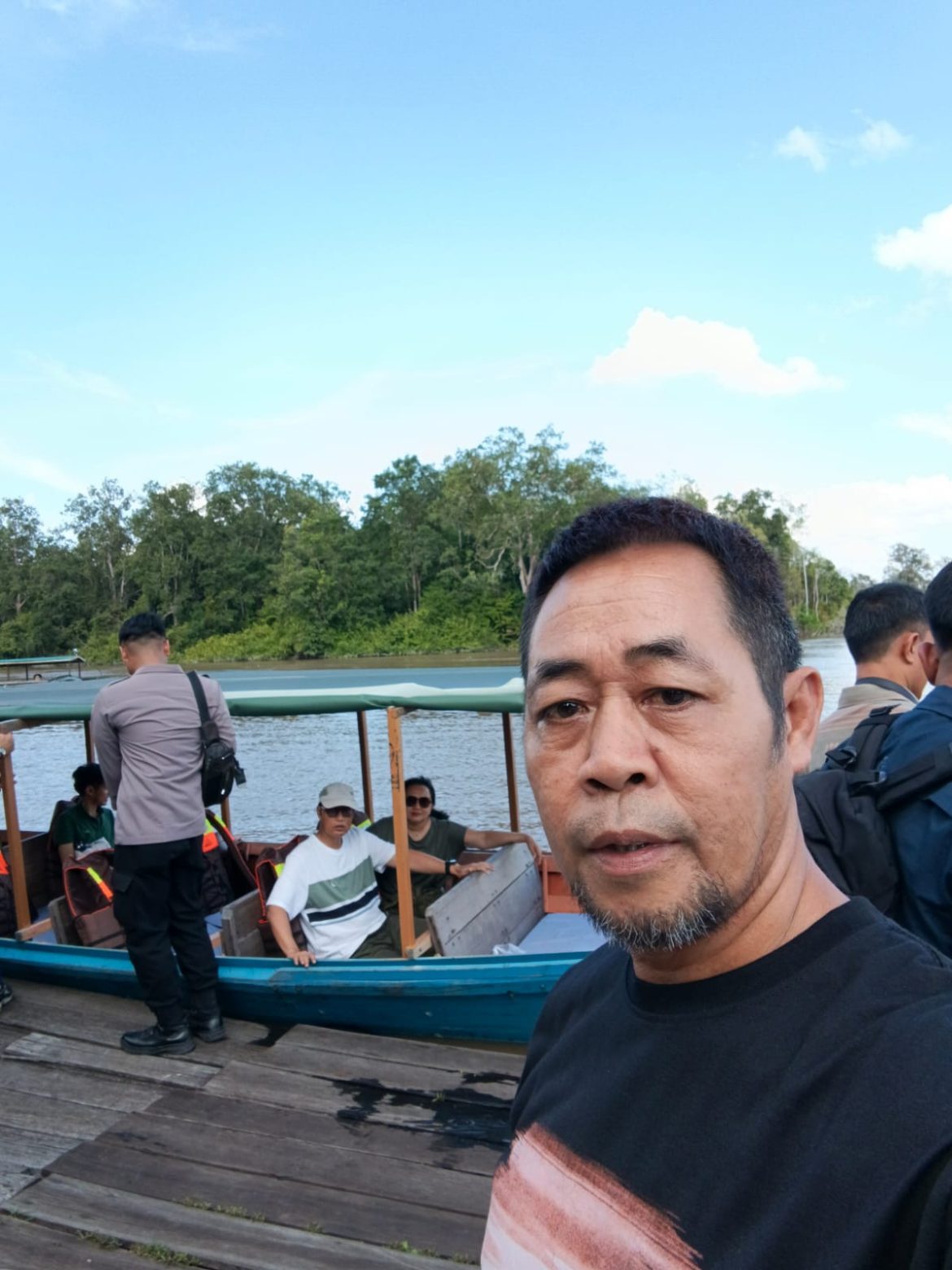 Wakapolda Kalteng dan Keluarga Menikmati Wisata Susur Sungai di Sei Gohong, Ketua FRIC Kalteng Sempat Berdialog Dengan Wakapolda