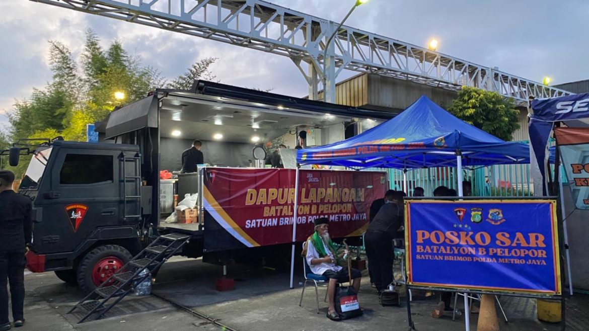 Brimob Polda Metro Jaya Gelar Dapur Lapangan untuk Warga Terdampak Banjir di Rawa Teratai, Jakarta Timur