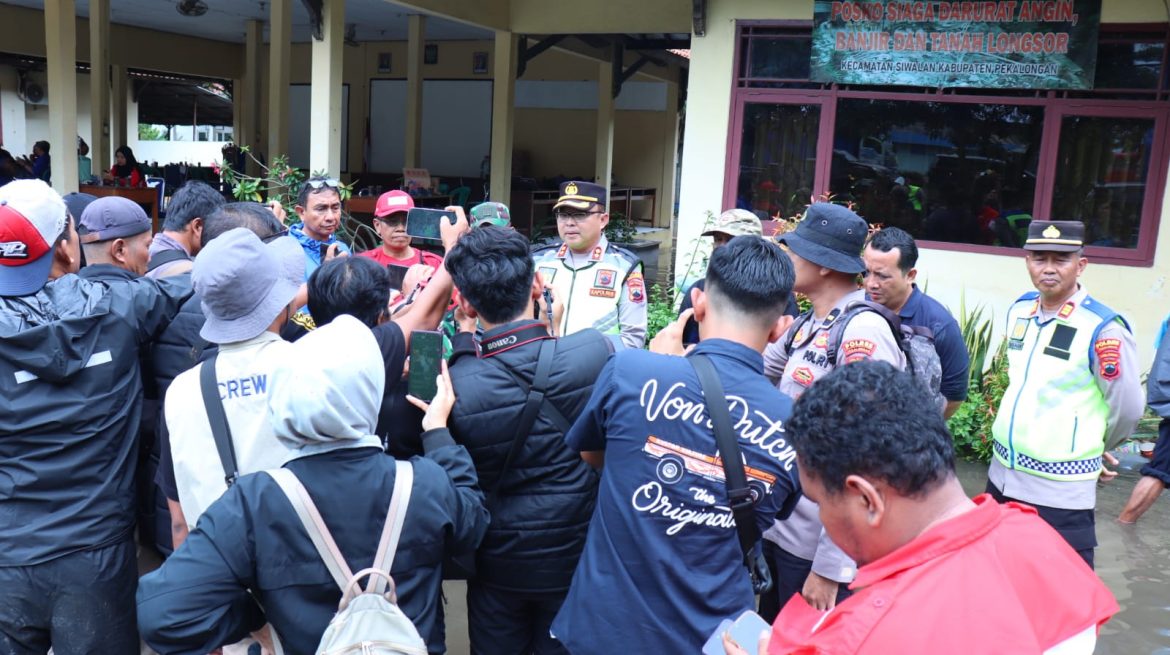 Banjir Rendam 7 Desa di Siwalan dan Sragi, Kapolres Pekalongan Siagakan 3 Posko Utama