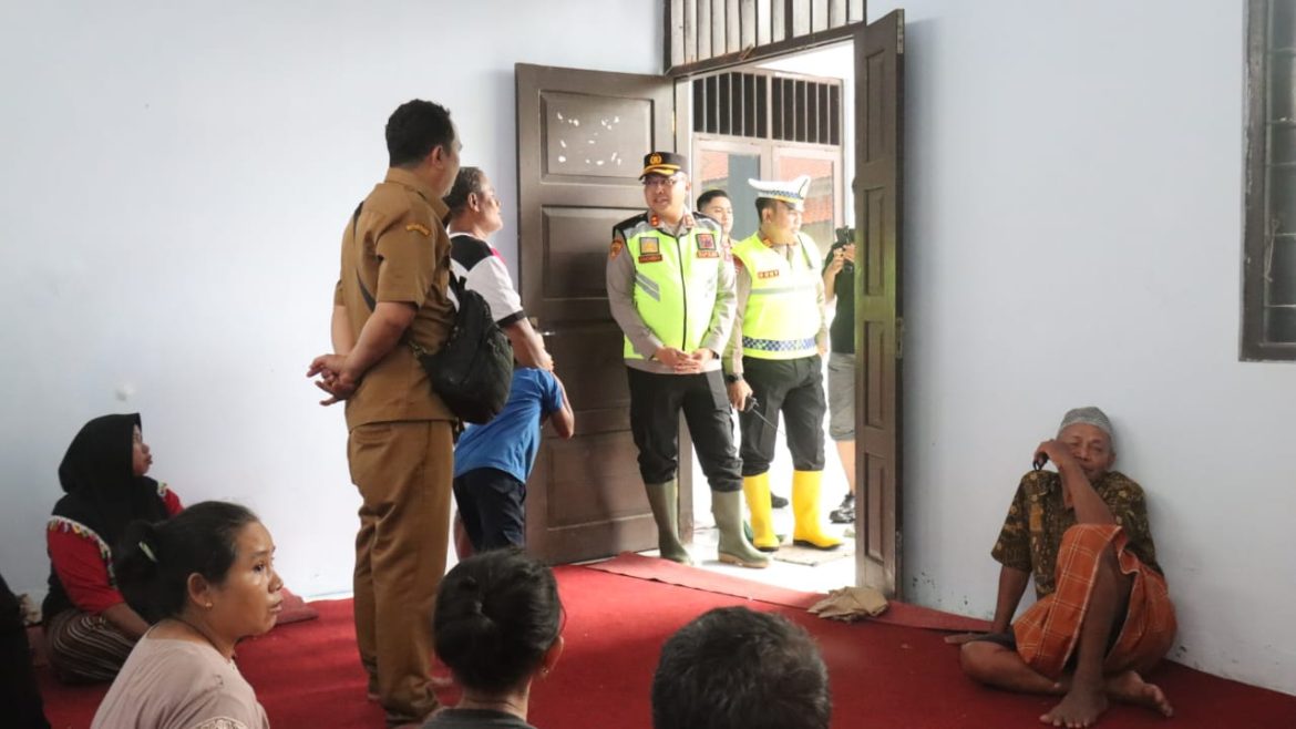 Banjir di Desa Pait Mulai Surut, Kapolres Pekalongan Sambangi 207 Pengungsi di Siwalan