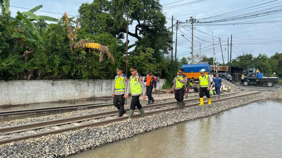Pasca Banjir Surut, Dua Kapolres di Pekalongan Kompak Cek Kelayakan Rel Kereta Api