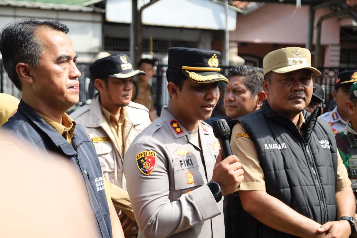 Pengamanan Kunjungan RI 2 di Lokasi Pengungsian Korban Banjir Desa Tanjungpura