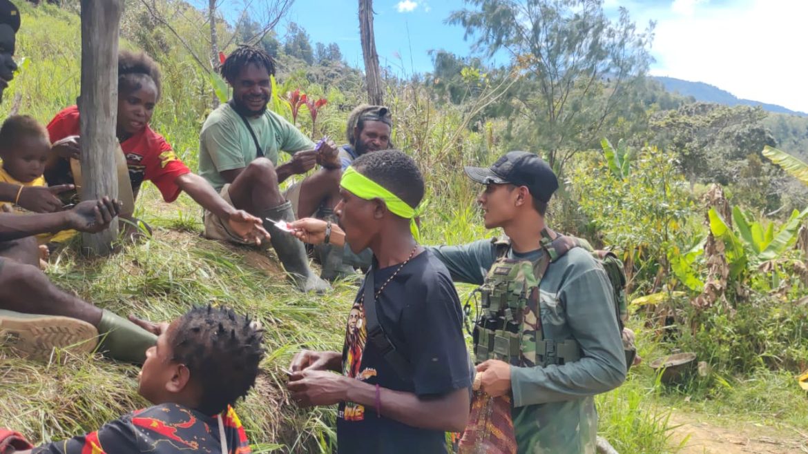 Jaya Sakti Berbagi. Pos Zanepa Tebar Senyum, Bagikan Permen di Pedalaman