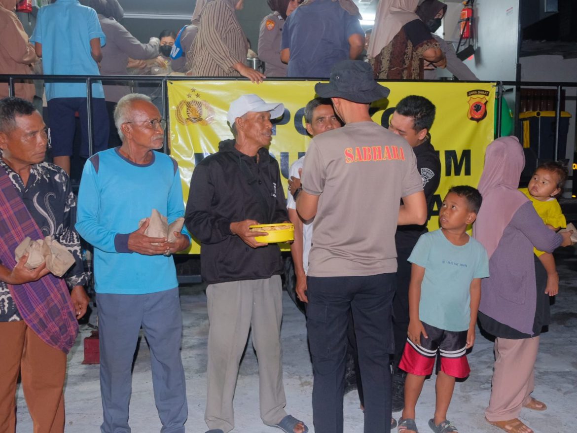 Pengungsi Banjir di Desa Karangligar Karawang, Ucapkan Terima Kasih kepada Kapolda Jabar atas Bantuan Masakan Melalui Kendaraan Dapur Lapangan