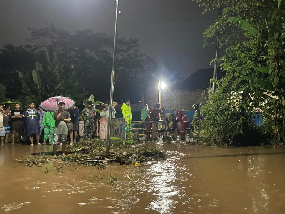 Terjang Banjir Setinggi Dada, Polisi, SAR dan BPBD Pekalongan Siaga di Galangpengampon