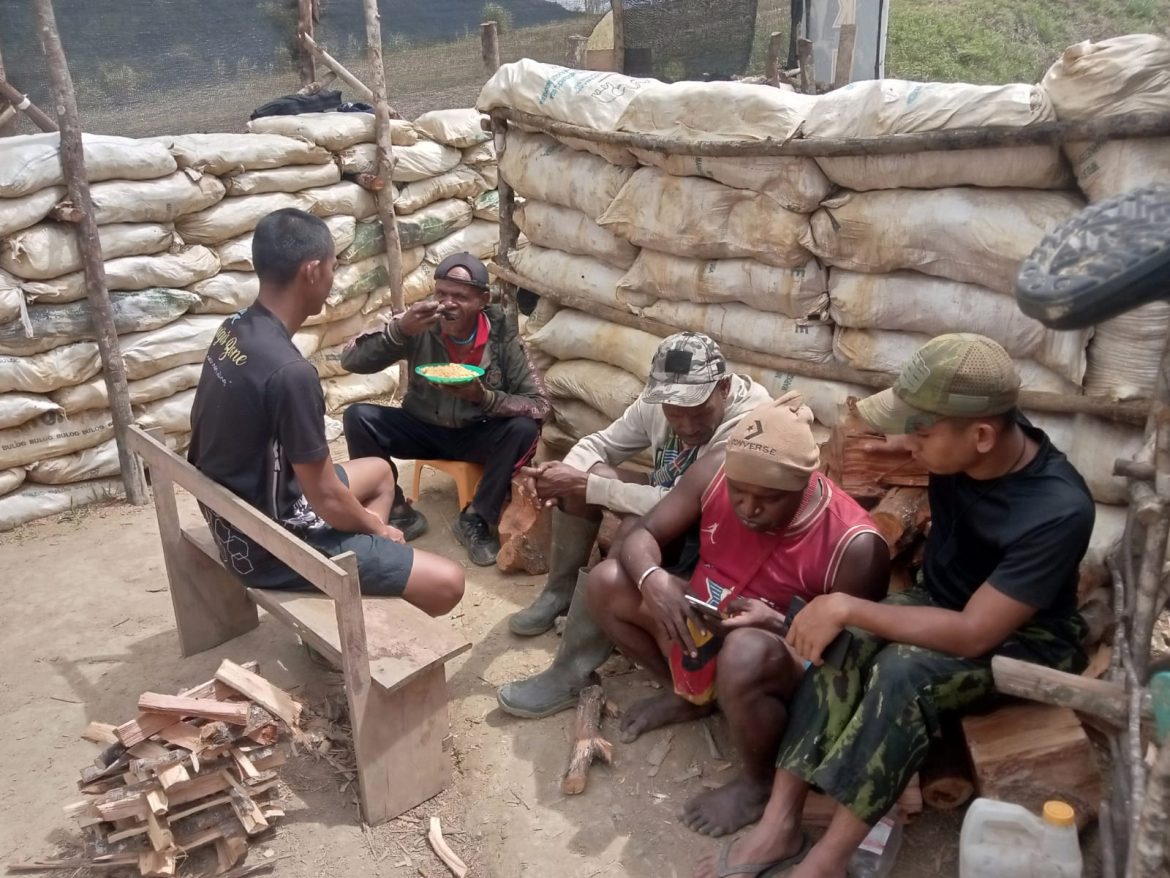 Jaya Sakti Menyapa dan Berbagi. Pos Zanepa Jalin Silaturahmi, Berbagi Makanan Siap Saji Dengan Tokoh Masyarakat