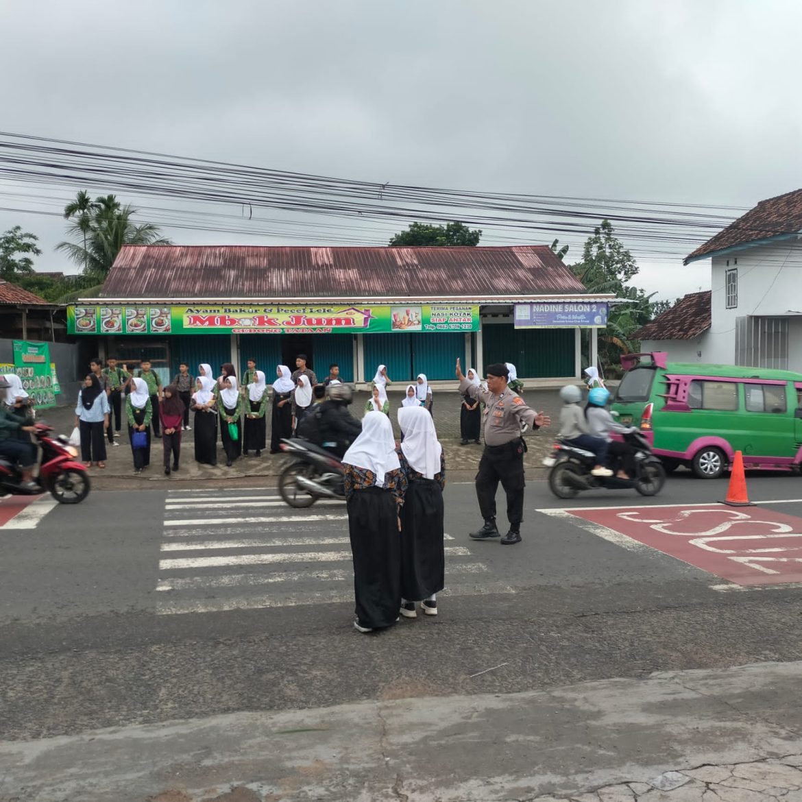 Polisi Hadir di Pagi Hari, Personel Polsek Gedong Tataan Bantu Keselamatan Pelajar Menuju Sekolah