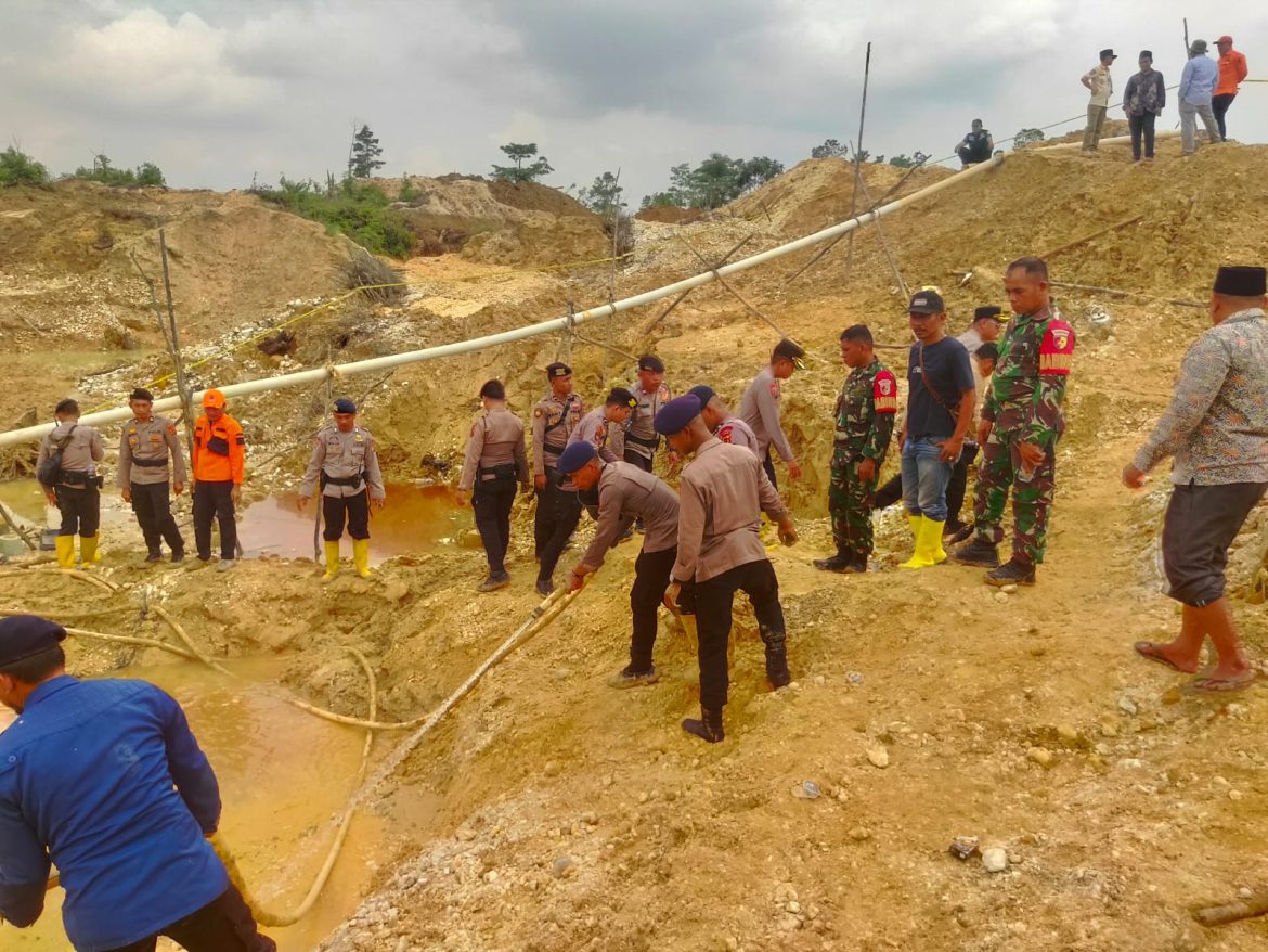 Polri Gerak Cepat Evakuasi Kecelakaan Kerja Masyarakat Yang Tertimbun Longsor