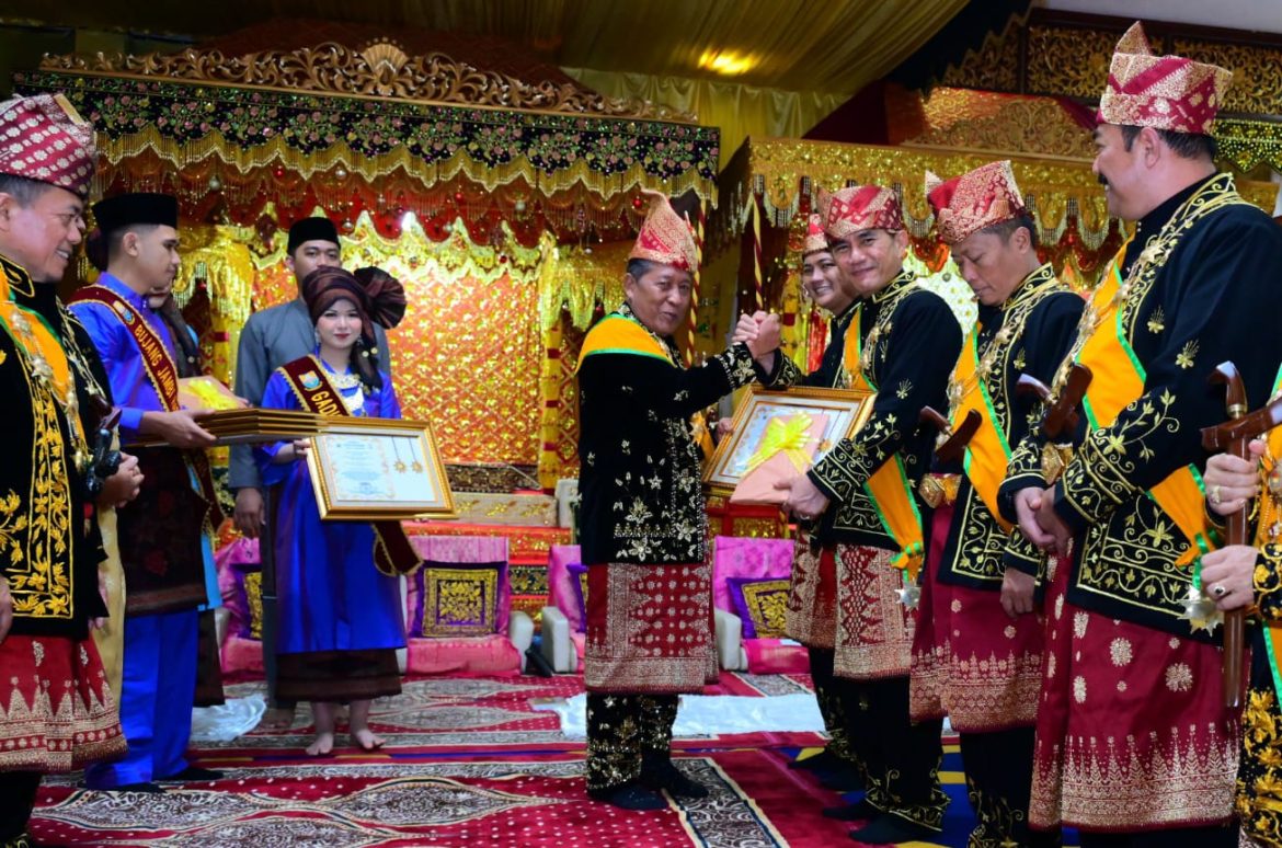 Kapolda Jambi Mendapat Anugerah Gelar Adipati Utomo Siginjai Sakti Oleh Ketua Umum LAM Provinsi Jambi