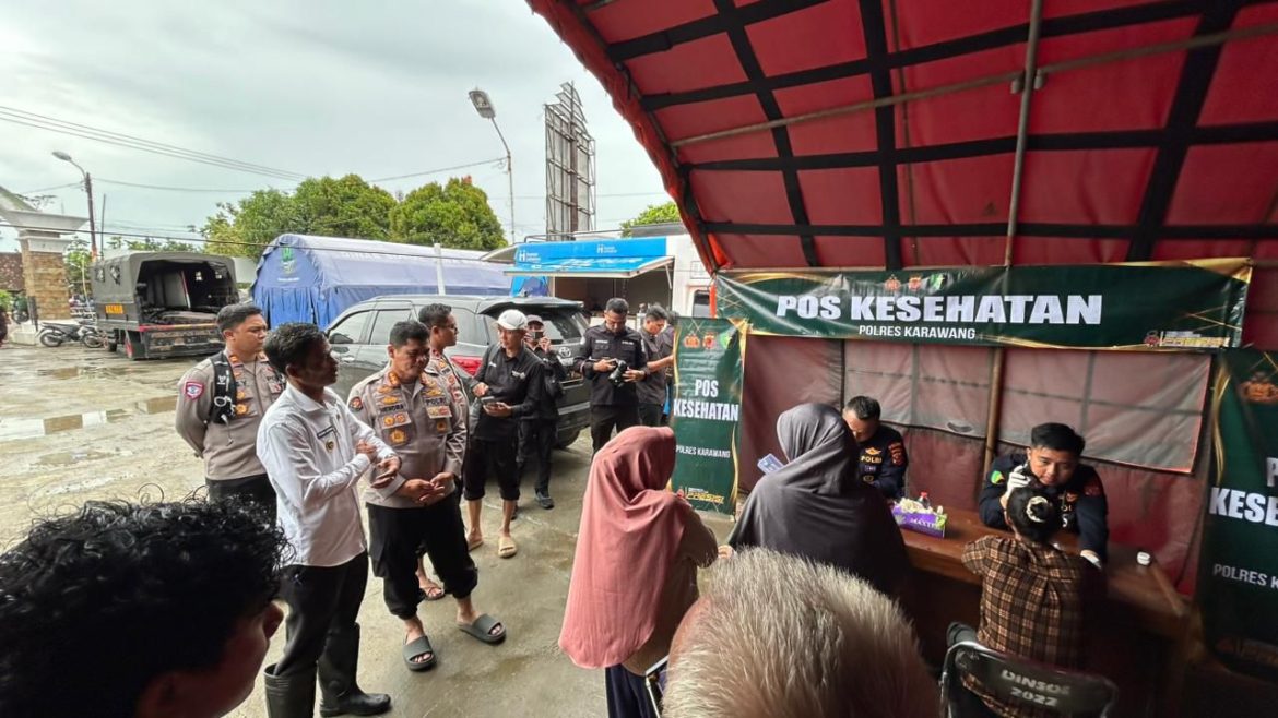 Kabid Humas Polda Jabar Tinjau Posko Kesehatan Biddokkes di Lokasi Banjir Karangligar