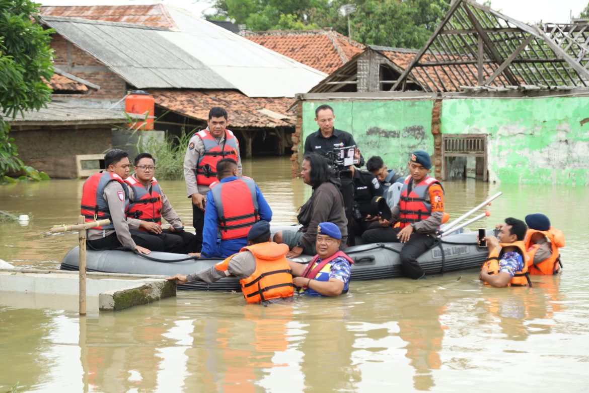 Antisipasi Pencurian Rumah Yang Ditinggalkan Warga, Serta Konsleting Listrik Saat Banjir, Polda Jabar Terus Intensifkan Patroli di Karangligar Karawang