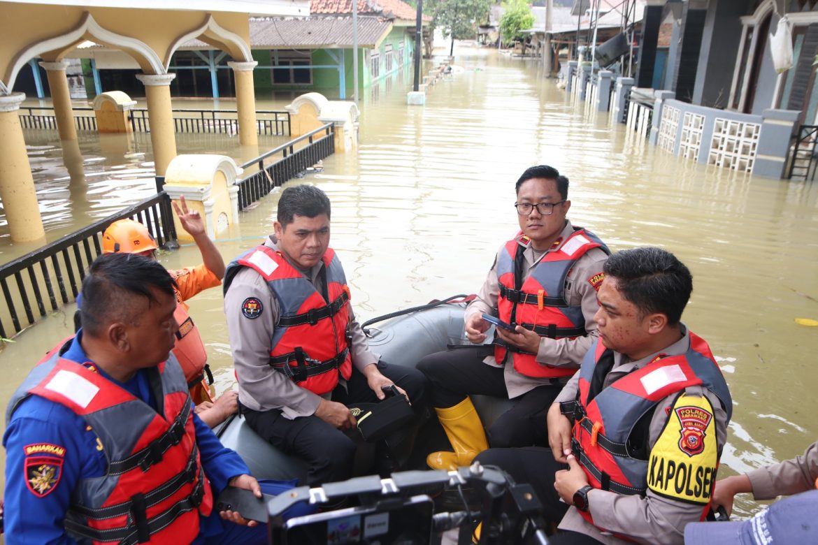 Kabid Humas Polda Jabar Tinjau Langsung Situasi Banjir di Karangligar, Karawang Serukan Patroli Rutin Jaga Keamanan