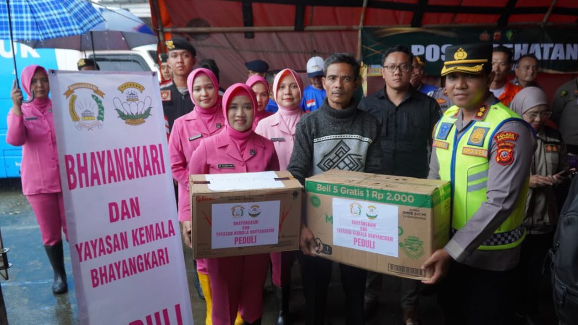 Polda Jabar Salurkan Bantuan Sosial bagi Warga Terdampak Banjir di Desa Karangligar