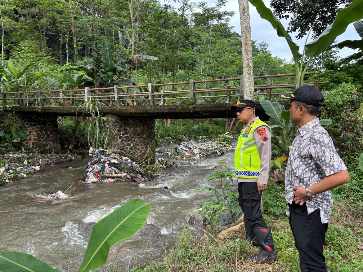 Gundukan Sampah TPA Bojonglarang Longsor, Kapolsek bersama Forkopimcam Kajen Cek Sungai dan Lahan Warga yang Tercemar