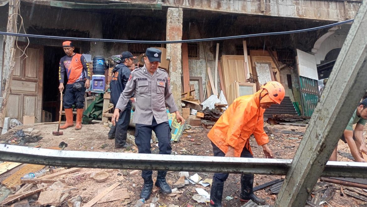 Polisi Gerak Cepat Evakuasi Bangunan Ambruk Diterjang Longsor