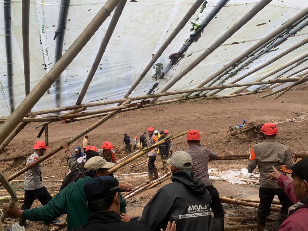 Tim SAR Sat Brimob Polda Jabar Evakuasi Korban Longsor di Desa Pasirlangu, Cisarua KBB