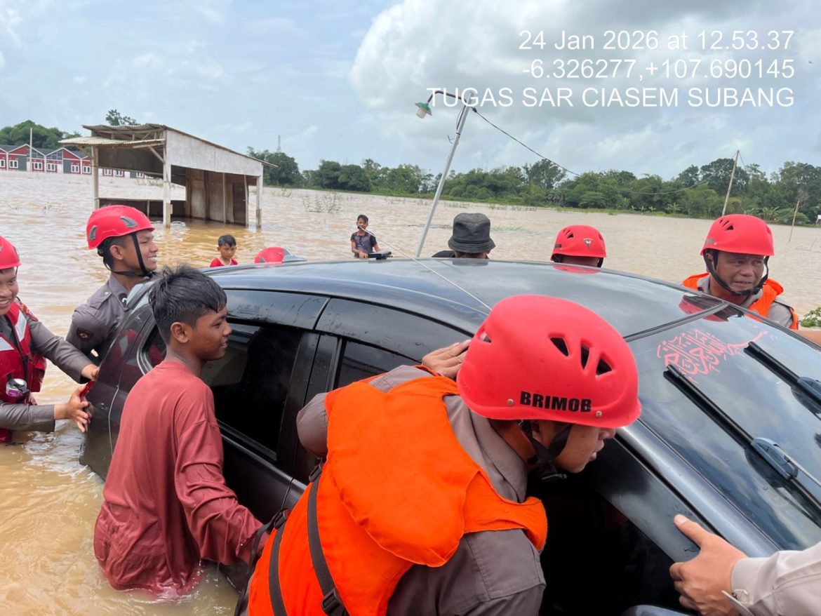 Tim SAR Sat Brimob Polda Jabar Evakuasi Barang dan Mobil Warga Terdampak Banjir di Ciasem Subang