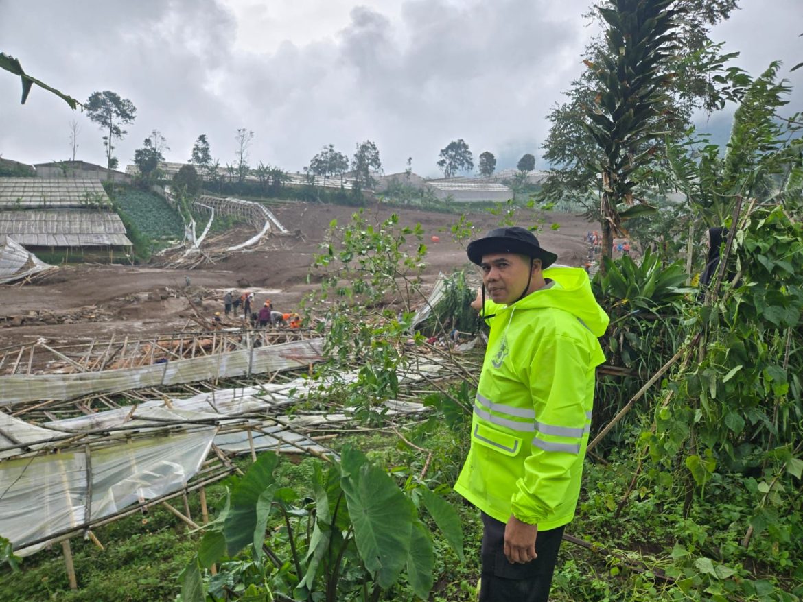 Personel Polda Jabar Gerak Cepat Bantu Evakuasi korban Tanah Longsor dan Banjir Bandang Yang Terjang Desa Pasirlangu Cisarua Kab. Bandung Barat