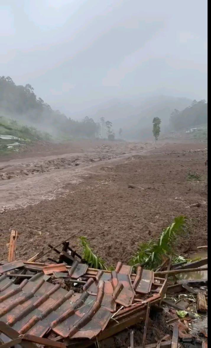 “Akibat Curah Hujan Yang Terus Menerus Mengakibatkan Tanah Longsor”