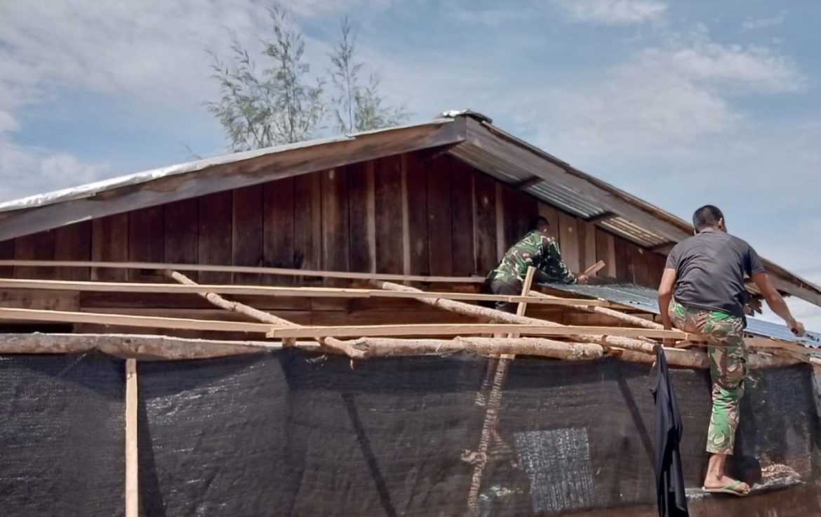 Jaya Sakti Peduli. Pos Zanepa Bantu Perbaiki Rumah Warga