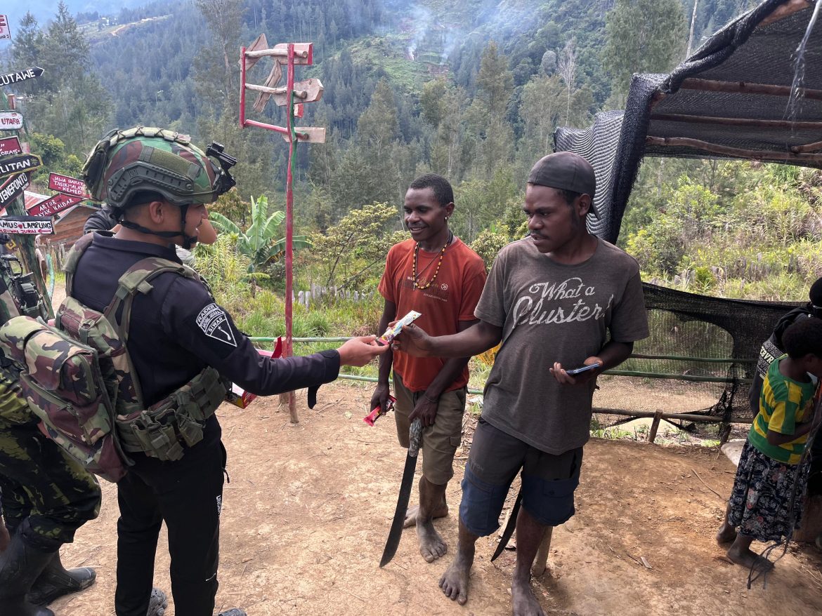Jaya Sakti Menyapa dan Berbagi. Pos Engganengga Ngopi Bareng Warga dan Bagikan Coklat Kepada Anak-Anak