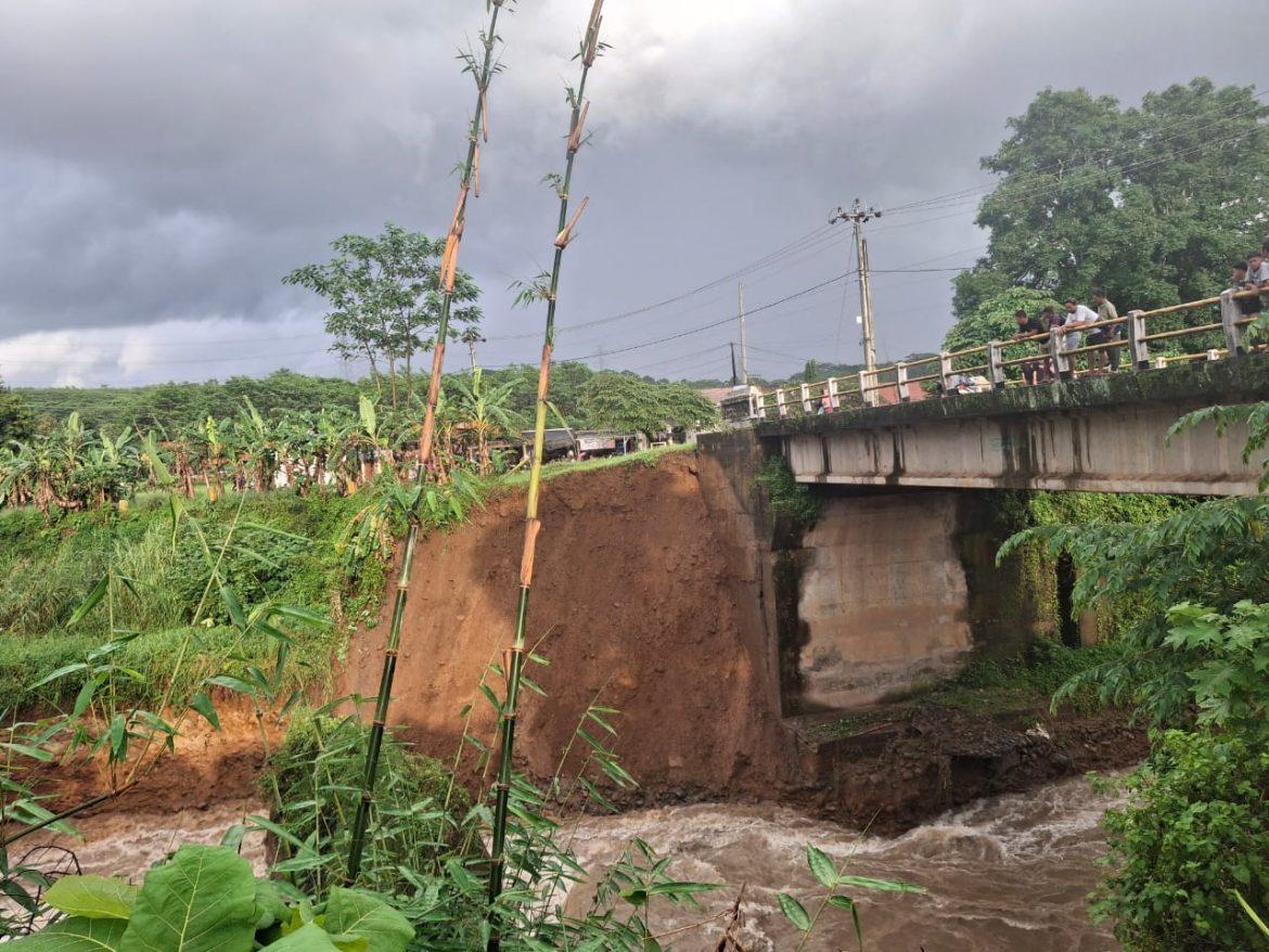 Pondasi Jembatan Sungai Kupang Ambrol Tergerus Air, Polsek Talun Pasang Garis Polisi dan Batasi Muatan Berat