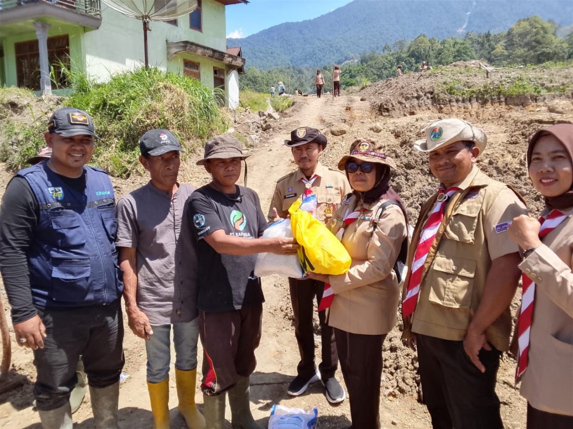 Relawan Pramuka OKI Turun ke Agam, Bantu 250 Keluarga Terdampak Banjir   dan Longsor
