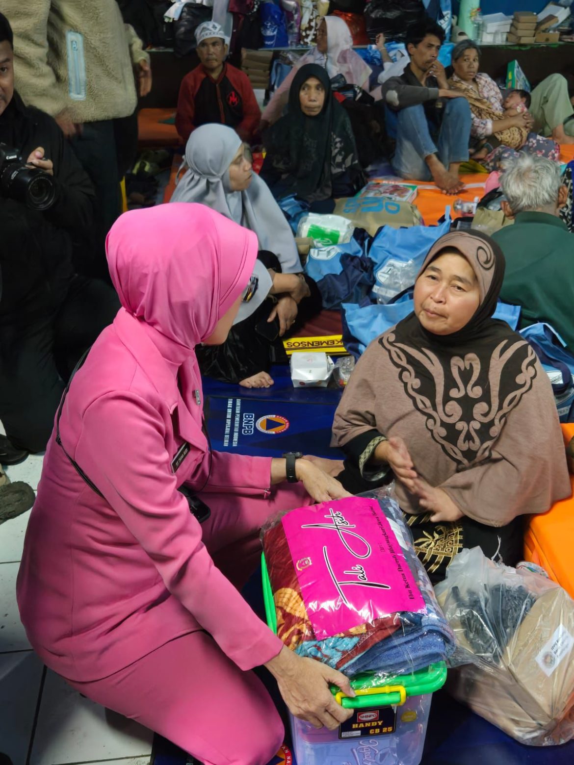 Ketua Bhayangkari Daerah Jawa Barat Salurkan Bantuan untuk Korban Longsor dan Banjir Bandang di Desa Pasirlangu KBB