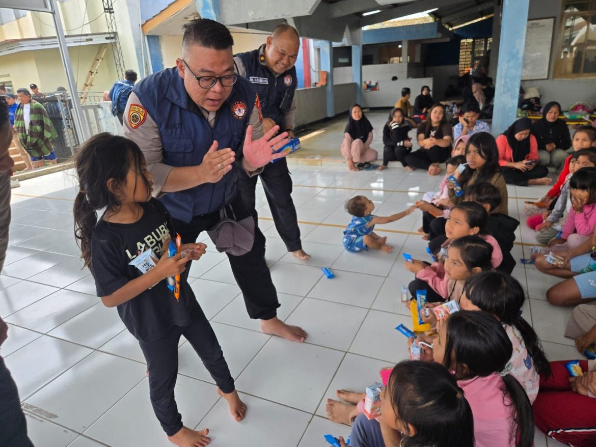 Pulihkan Trauma Psikologis Pasca Bencana, Tim Trauma Healing Polda Jabar Bantu Anak-anak Korban Longsor dan Banjir Bandang di Kabupaten Bandung Barat
