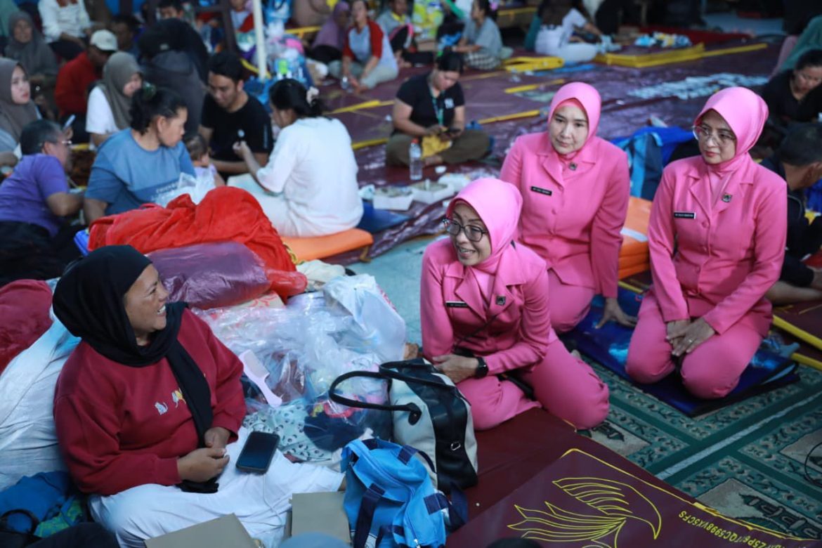 Ketua Umum Bhayangkari Salurkan Bantuan Lewat Ketua Bhayangkari Daerah Jawa Barat untuk Korban Longsor di Cisarua