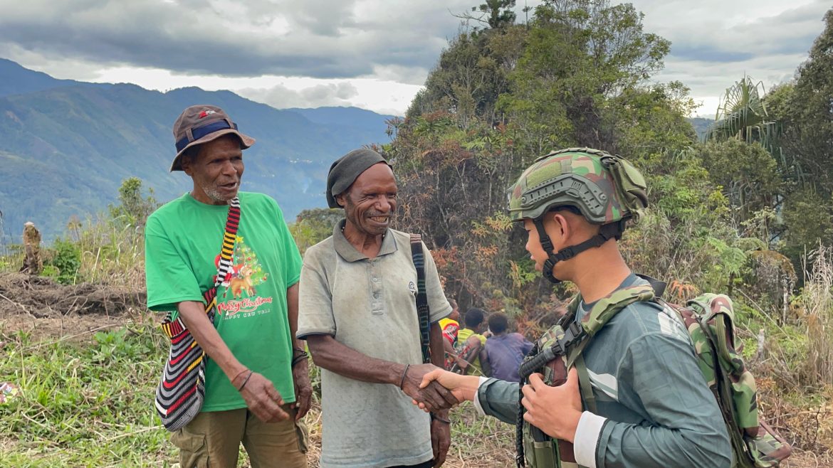 Jaya Sakti Menyapa. Komsos Akrab, Pos Kendetapa Jalin Keharmonisan dengan Masyarakat Pedalaman
