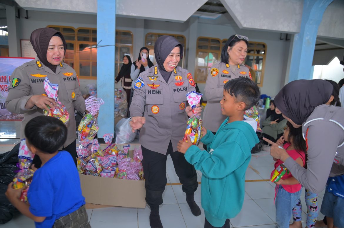Polwan Polda Jabar Bagikan Makanan Ringan untuk Anak – Anak Pengungsi Terdampak Bencana Alam Tanah Longsor di Cisarua