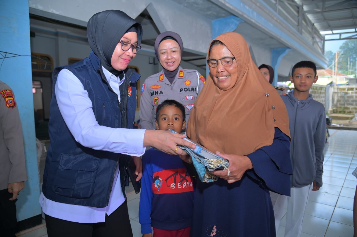 Guna Pertebal Keimanan ditengah Bencana, Pengungsi Longsor di Cisarua diberikan Peralatan Ibadah oleh Polwan Polda Jabar