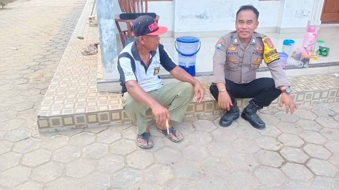 Bhabinkamtibmas Polsek Puloampel Datangi warga Dalam Sambang Dialogis.