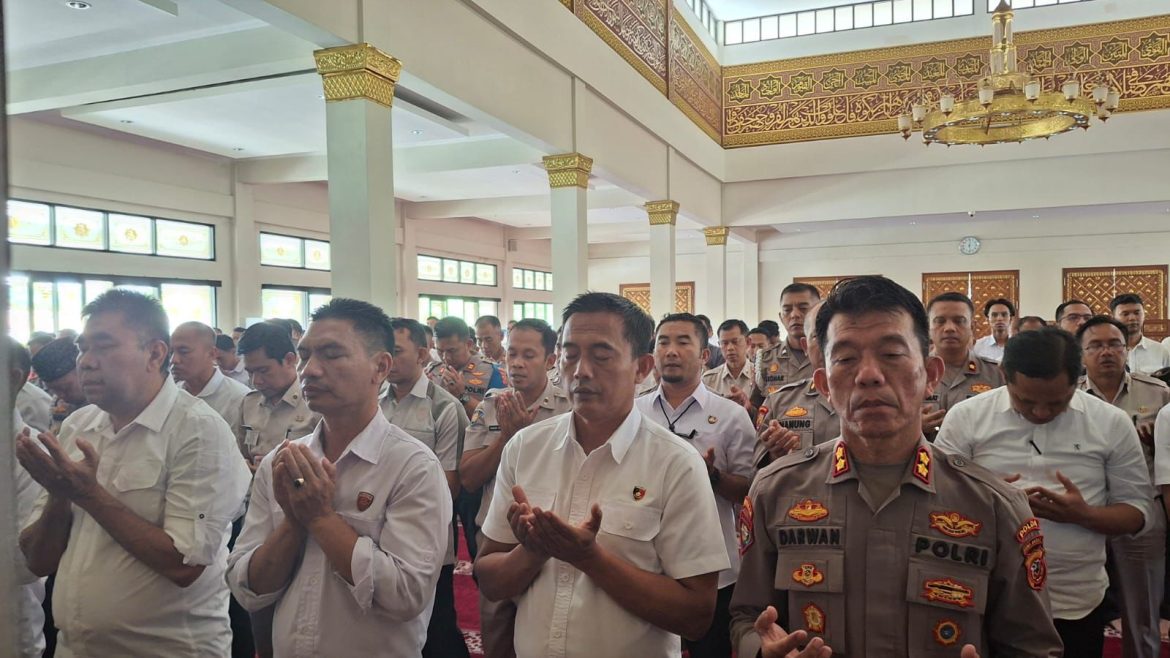 Polda Jabar Gelar Sholat Ghaib untuk Korban Bencana Longsor di Cisarua