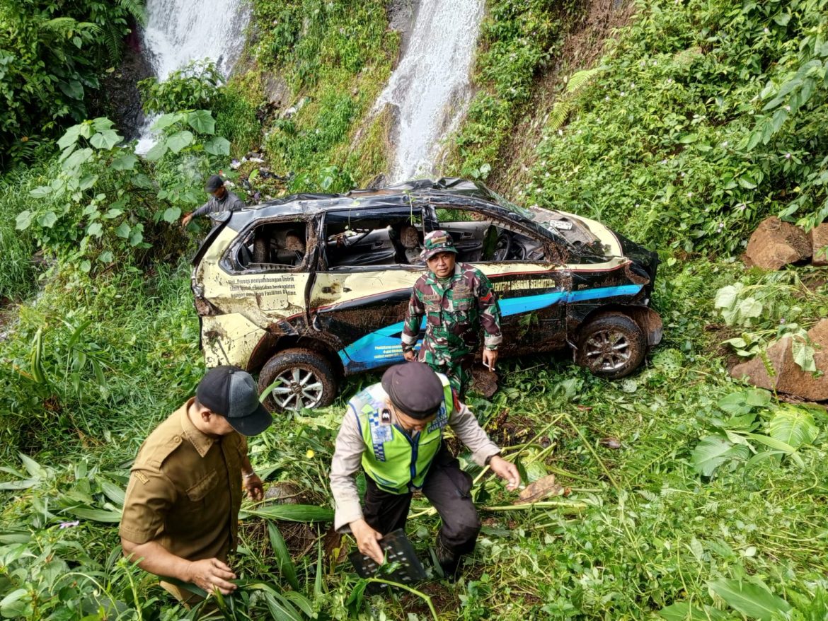 Respons Cepat Polsek Lebakbarang Cek Lokasi Mobil PLN yang Terperosok Jurang 160 Meter