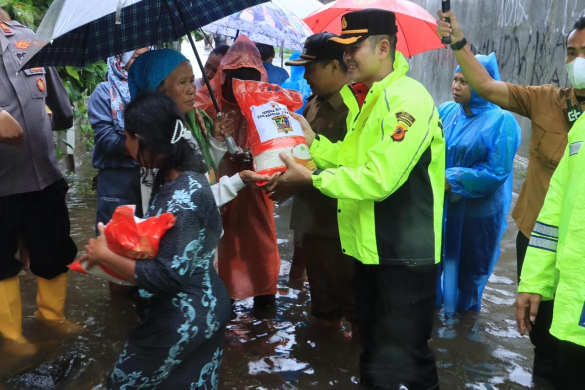 Kapolres Indramayu Tinjau Lokasi Banjir Sekaligus Salurkan Bansos Dari Kapolda Jabar