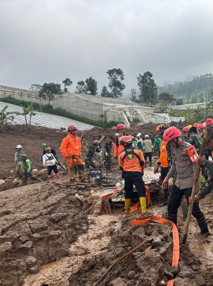 Tim SAR Batalyon B Pelopor Sat Brimob Polda Jabar Terus Lakukan Pencarian Korban Longsor di Pasirlangu